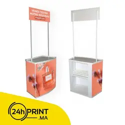 Comptoir publicitaire avec panneau